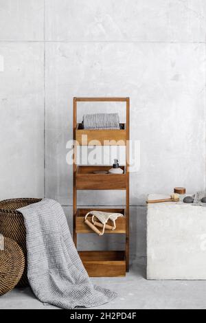 Handtücher aus Bio-Waffelwäsche in Rattan-Korb, Aufbewahrungseinheit aus Holz, Bad Zero Waste Accessoires in Grautönen in modernem Badezimmer-Interieur. D Stockfoto