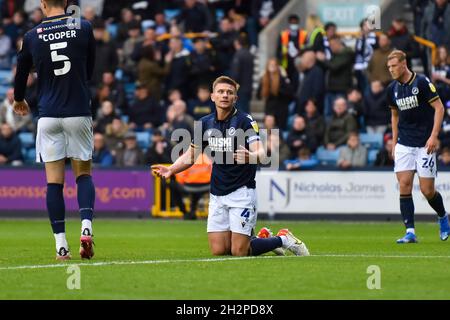 LONDON, Großbritannien 24. Okt Shaun Hutchinson von Millwall während des Sky Bet Championship-Spiels zwischen Millwall und Stoke City am Samstag, den 23. Oktober 2021, im The Den, London. (Kredit: Ivan Yordanov | MI Nachrichten) Kredit: MI Nachrichten & Sport /Alamy Live Nachrichten Stockfoto