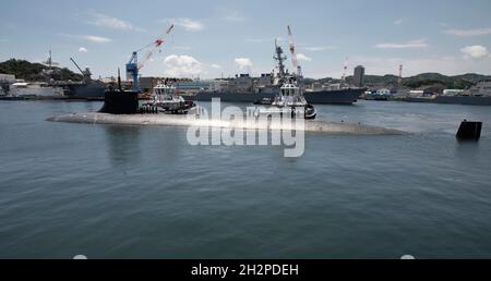Yokosuka, Japan. 31. Juli 2021. Das Schnellangriff-U-Boot USS Connecticut der U.S. Navy Seawolf-Klasse kommt bei Fleet Activities Yokosuka zu einem planmäßigen Hafenbesuch am 31. Juli 2021 Yokosuka, Japan, an. Kredit: MCS Brett Cote/USA Navy/Alamy Live News Stockfoto