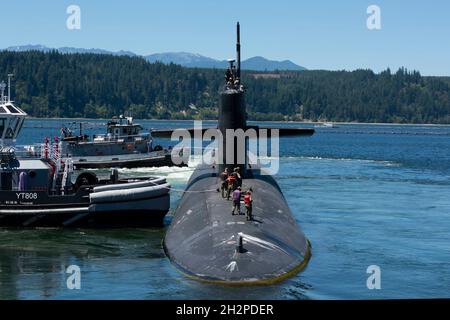 Silverdale, Usa. 25. Juni 2021. Das US-Navy-U-Boot USS Maine, das mit Lenkraketen der Ohio-Klasse ausgestattet ist, wird von Schleppern zurückgedrängt, als es am 25. Juni 2021 in Silverdale, Washington, den Marinestützpunkt Kitsap-Bangor für einen sechsmonatigen Einsatz verlässt. Quelle: MCS Rebecca Ives/USA Navy/Alamy Live News Stockfoto