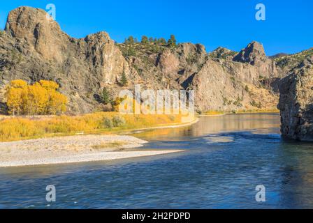 Herbstfarben und Klippen entlang des missouri Flusses in der Nähe von dearborn, montana Stockfoto