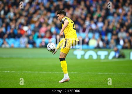 Hillsborough, Sheffield, England - 23. Oktober 2021 Regan Poole (2) von Lincoln steuert den Ball während des Spiels Sheffield Mittwoch gegen Lincoln City, Sky Bet League One, 2021/22, Hillsborough, Sheffield, England - 23. Oktober 2021, Credit: Arthur Haigh/WhiteRoseFotos/Alamy Live News Stockfoto