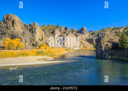 Schwimmer fischen unter Klippen und fallen Farben entlang des missouri Flusses in der Nähe von dearborn, montana Stockfoto