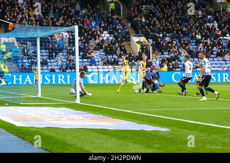 Hillsborough, Sheffield, England - 23. Oktober 2021 Lewis Montsma (4) von Lincoln punktet während des Spiels 1 - 1 Sheffield Mittwoch gegen Lincoln City, Sky Bet League One, 2021/22, Hillsborough, Sheffield, England - 23. Oktober 2021, Credit: Arthur Haigh/WhiteRoseFotos/Alamy Live News Stockfoto