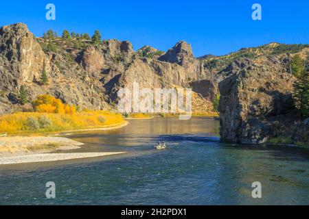 Schwimmer fischen unter Klippen und fallen Farben entlang des missouri Flusses in der Nähe von dearborn, montana Stockfoto