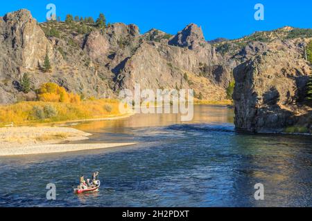 Schwimmer fischen unter Klippen und fallen Farben entlang des missouri Flusses in der Nähe von dearborn, montana Stockfoto