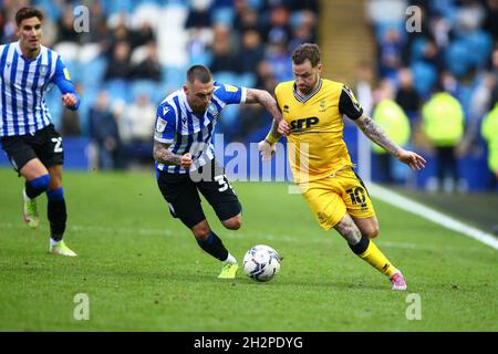 Hillsborough, Sheffield, England - 23. Oktober 2021 Jack Hunt (32) von Sheffield Mittwoch und Chris Maguire (10) von Lincoln kämpfen um den Ball während des Spiels Sheffield Mittwoch gegen Lincoln City, Sky Bet League One, 2021/22, Hillsborough, Sheffield, England - 23. Oktober 2021, Credit: Arthur Haigh/WhiteRoseFotos/Alamy Live News Stockfoto