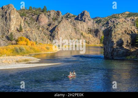 Schwimmer fischen unter Klippen und fallen Farben entlang des missouri Flusses in der Nähe von dearborn, montana Stockfoto