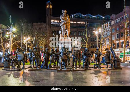 5.Mai 2015. Die skulpturalen Formen der Gemälde Night Watch und Rembrant befinden sich auf dem Rembrandt-Platz in Amsterdam. Stockfoto