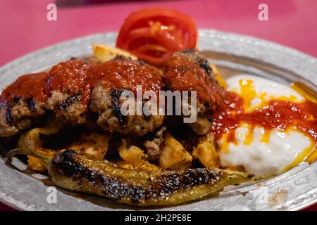 Kofta-Fleischbällchen in der Türkei, Köfte-Iskender-Gericht in der Türkei. Kofta (Köfte) ist eine Familie von Fleischbällchen oder Hackbraten in der Türkei. Nahaufnahme Stockfoto