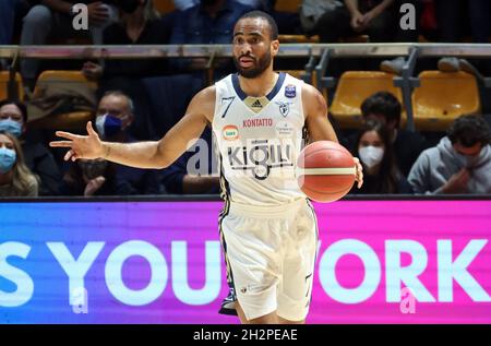 Bologna, Italien. Oktober 2021. Jabril Durham (Fortitudo Kigili Bologna) während der Serie A1 italienischen LBA Basketball-Meisterschaft Spiel Kigili Fortitudo Bologna gegen. Armani Exchange Milano at the Paladozza Sports Palace - Bologna, 23. Oktober 2021 Kredit: Unabhängige Fotoagentur/Alamy Live Nachrichten Stockfoto