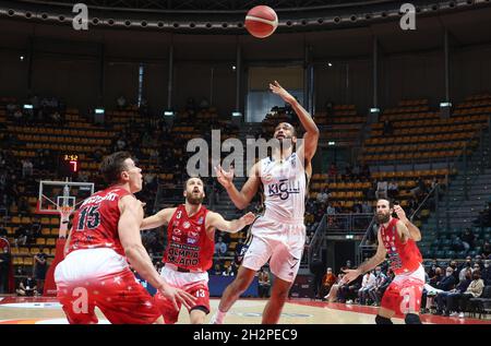 Bologna, Italien. Oktober 2021. Jabril Durham (Fortitudo Kigili Bologna) während der Serie A1 italienischen LBA Basketball-Meisterschaft Spiel Kigili Fortitudo Bologna gegen. Armani Exchange Milano at the Paladozza Sports Palace - Bologna, 23. Oktober 2021 Kredit: Unabhängige Fotoagentur/Alamy Live Nachrichten Stockfoto