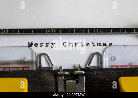 Frohe Weihnachten auf einer alten Schreibmaschine geschrieben Stockfoto