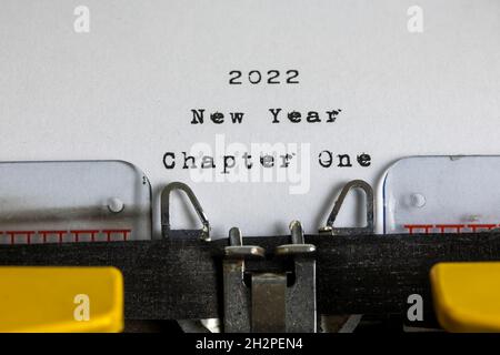 Alte Schreibmaschine mit Text 2022 Neujahr Kapitel Eins Stockfoto