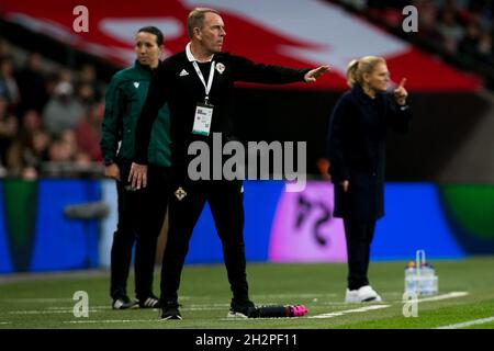 LONDON, GROSSBRITANNIEN. 23. OKTOBER 2021 Sarina Wiegman aus England zeigt sich während des FIFA Frauen-WM-Qualifikationsspiels der Gruppe D zwischen England Women und Nordirland im Wembley Stadium in London am Samstag, 23. Oktober. (Kredit: Federico Maranesi | MI Nachrichten) Kredit: MI Nachrichten & Sport /Alamy Live Nachrichten Stockfoto