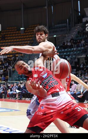 Bologna, Italien. Oktober 2021. Shavon Shields (Armani Exchange Milano) wurde von Leonardo Tote (Fortitudo Kigili Bologna) während des italienischen LBA-Basketballturnierspiels Kigili Fortitudo Bologna gegen die Serie A1 vereitelt. Armani Exchange Milano at the Paladozza Sports Palace - Bologna, 23. Oktober 2021 Kredit: Unabhängige Fotoagentur/Alamy Live Nachrichten Stockfoto