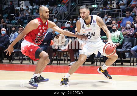 Bologna, Italien. Oktober 2021. Pietro Aradori (Fortitudo Kigili Bologna) (R) von Shavon Shields (Armani Exchange Milano) während der Serie A1 italienischen LBA Basketball Meisterschaft Spiel Kigili Fortitudo Bologna gegen vereitelt. Armani Exchange Milano at the Paladozza Sports Palace - Bologna, 23. Oktober 2021 Kredit: Unabhängige Fotoagentur/Alamy Live Nachrichten Stockfoto