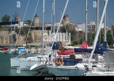 Europa, Spanien, Balearen, Mallorca, Palma, Yachthafen Reial Club Náutic, mit Blick auf die Segelwindmühlen von Es Jonquet Stockfoto