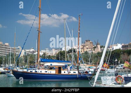 Europa, Spanien, Balearen, Mallorca, Palma, Yachthafen Reial Club Náutic, mit Blick auf die Segelwindmühlen von Es Jonquet Stockfoto