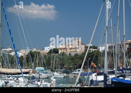 Europa, Spanien, Balearen, Mallorca, Palma, Yachthafen Reial Club Náutic, mit Blick auf die Segelwindmühlen von Es Jonquet Stockfoto