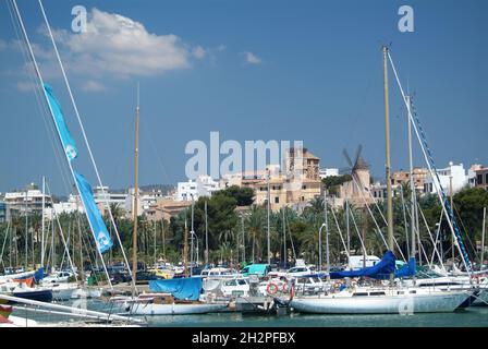 Europa, Spanien, Balearen, Mallorca, Palma, Yachthafen Reial Club Náutic, mit Blick auf die Segelwindmühlen von Es Jonquet Stockfoto