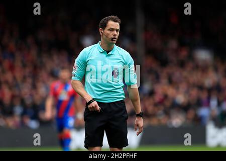 23. Oktober 2021; Selhurst Park, Crystal Palace, London, England; Premier League Football, Crystal Palace gegen Newcastle: Schiedsrichter Darren England Stockfoto