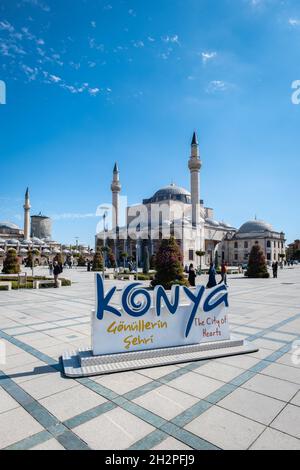 Konya, Türkei - 2021. September: Selimiye Moschee in Konya mit Mevlana Museum auf der Seite. Konya ist ein Pilgerziel für Sufis, Stockfoto