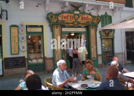 Europa, Spanien, Balearen, Mallorca, Palma, Konditorei und Café Forn des Teatre am Placa Weyler Stockfoto