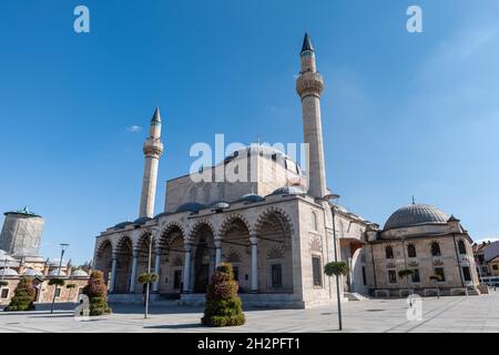 Konya, Türkei - 2021. September: Selimiye Moschee in Konya mit Mevlana Museum auf der Seite. Konya ist ein Pilgerziel für Sufis, Stockfoto