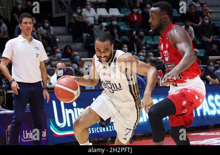 Bologna, Italien. Oktober 2021. Jabril Durham (Fortitudo Kigili Bologna) während der Serie A1 italienischen LBA Basketball-Meisterschaft Spiel Kigili Fortitudo Bologna gegen. Armani Exchange Milano at the Paladozza Sports Palace - Bologna, 23. Oktober 2021 Kredit: Unabhängige Fotoagentur/Alamy Live Nachrichten Stockfoto