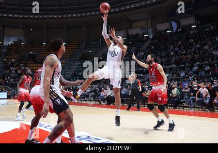 Bologna, Italien. Oktober 2021. Pietro Aradori (Fortitudo Kigili Bologna) während der Serie A1 italienischen LBA Basketball-Meisterschaft Spiel Kigili Fortitudo Bologna gegen. Armani Exchange Milano at the Paladozza Sports Palace - Bologna, 23. Oktober 2021 Kredit: Unabhängige Fotoagentur/Alamy Live Nachrichten Stockfoto