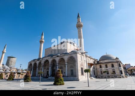 Konya, Türkei - 2021. September: Selimiye Moschee in Konya mit Mevlana Museum auf der Seite. Konya ist ein Pilgerziel für Sufis, Stockfoto