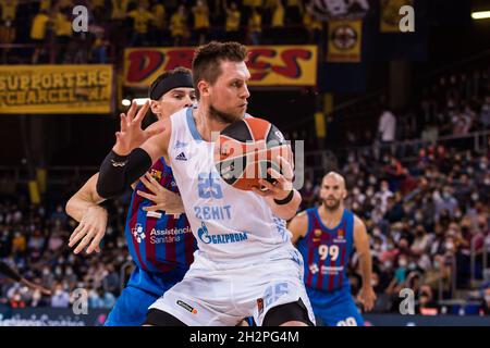 Mateusz Ponitka von Zenit St. Petersburg im Kampf gegen Kyle Kuric vom FC Barcelona während des EuroLeague-Basketballspiels der Turkish Airlines zwischen dem FC Barcelona und Zenit St. Petersburg am 22. Oktober 2021 im Palau Blaugrana in Barcelona, Spanien - Foto: Javier Borrego/DPPI/LiveMedia Stockfoto