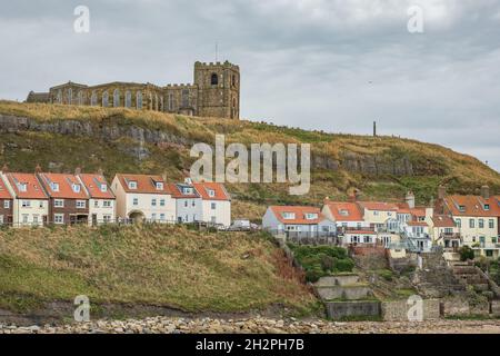 Whitby, Yorkshire, Großbritannien – 20 2021. Oktober. St. Mary’s Church auf der Klippe mit Blick auf den Hafen in der Stadt Whitby an einem bewölkten Herbsttag Stockfoto