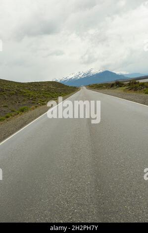 Straße durch die patagonische Steppe Stockfoto