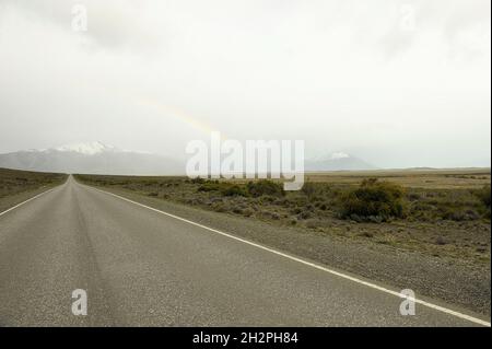 Straße durch die patagonische Steppe Stockfoto