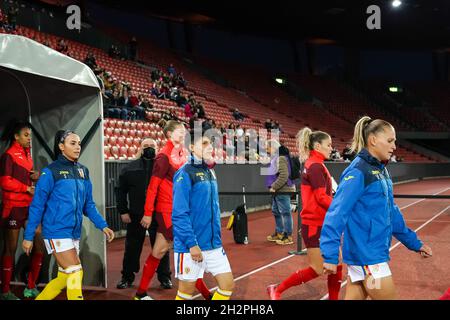 Zürich, Schweiz. Oktober 2021. Zürich, Schweiz, 22. Oktober 2021: Rumänische Fußballspieler betreten das Stadion während des UEFA-Qualifikationsspiels der FIFA Frauen-Weltmeisterschaft zwischen der Schweiz und Rumänien beim Letzigrund in Zürich, Schweiz. Daniela Porcelli/SPP Quelle: SPP Sport Press Foto. /Alamy Live News Stockfoto