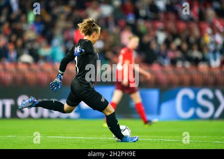 Zürich, Schweiz. Oktober 2021. Zürich, Schweiz, 22. Oktober 2021: Torhüterin Gaelle Thalmann (1 Schweiz) tritt beim UEFA-Qualifikationsspiel der Schweiz und Rumäniens zur FIFA Frauen-Weltmeisterschaft im Letzigrund in Zürich, Schweiz, an. Daniela Porcelli/SPP Quelle: SPP Sport Press Foto. /Alamy Live News Stockfoto
