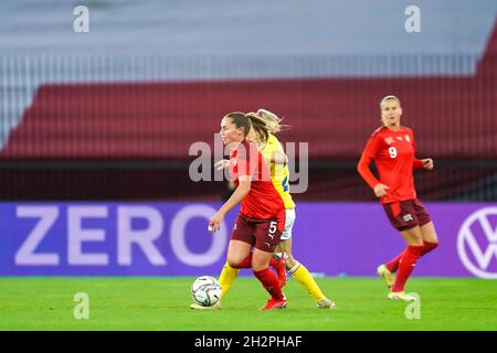 Zürich, Schweiz. Oktober 2021. Zürich, Schweiz, 22. Oktober 2021: Noelle Maritz (5 Schweiz) im Einsatz beim UEFA-Qualifikationsspiel der FIFA Frauen-Weltmeisterschaft zwischen der Schweiz und Rumänien beim Letzigrund in Zürich, Schweiz. Daniela Porcelli/SPP Quelle: SPP Sport Press Foto. /Alamy Live News Stockfoto