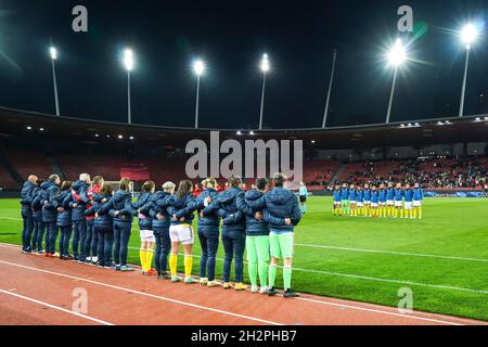 Zürich, Schweiz. Oktober 2021. Zürich, Schweiz, 22. Oktober 2021: Rumänische Spieler während der Nationalhymne vor dem UEFA-Qualifikationsspiel der FIFA Frauen-Weltmeisterschaft zwischen der Schweiz und Rumänien beim Letzigrund in Zürich, Schweiz. Daniela Porcelli/SPP Quelle: SPP Sport Press Foto. /Alamy Live News Stockfoto