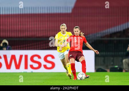 Zürich, Schweiz. Oktober 2021. Zürich, Schweiz, 22. Oktober 2021: Noelle Maritz (5 Schweiz) spielt beim UEFA-Qualifikationsspiel der Schweiz und Rumäniens zur FIFA-Damen-Weltmeisterschaft im schweizerischen Letzigrund den Ball. Daniela Porcelli/SPP Quelle: SPP Sport Press Foto. /Alamy Live News Stockfoto