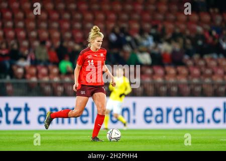 Zürich, Schweiz. Oktober 2021. Zürich, Schweiz, 22. Oktober 2021: Rahel Kiwic (14 Schweiz) spielt den Ball während des UEFA-Qualifikationsspiels der FIFA Frauen-Weltmeisterschaft zwischen der Schweiz und Rumänien beim Letzigrund in Zürich, Schweiz. Daniela Porcelli/SPP Quelle: SPP Sport Press Foto. /Alamy Live News Stockfoto