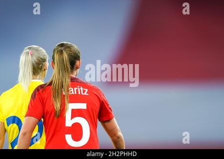 Zürich, Schweiz. Oktober 2021. Zürich, Schweiz, 22. Oktober 2021: Noelle Maritz (5 Schweiz) blickt auf das FIFA Frauen-Fußball-Qualifikationsspiel der Schweiz mit Rumänien beim Letzigrund in Zürich, Schweiz, zurück. Daniela Porcelli/SPP Quelle: SPP Sport Press Foto. /Alamy Live News Stockfoto