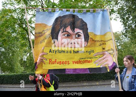 Demonstranten halten während einer Kundgebung vor der italienischen Botschaft auf dem Grosvenor-Platz ein Transparent. Aktivisten demonstrieren ihre Opposition gegen Rückschläge im Englischen Channel, Nationality and Borders Bill. Stockfoto