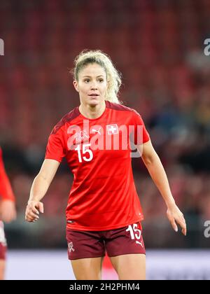 Zürich, Schweiz. Oktober 2021. Zürich, Schweiz, 22. Oktober 2021: Luana Bühler (15 Schweiz) blickt auf das UEFA-Qualifikationsspiel der Schweiz und Rumäniens bei der FIFA Womens World Cup im Letzigrund in Zürich, Schweiz, zurück. Daniela Porcelli/SPP Quelle: SPP Sport Press Foto. /Alamy Live News Stockfoto