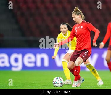 Zürich, Schweiz. Oktober 2021. Zürich, Schweiz, 22. Oktober 2021: Sandy Maendly (7 Schweiz) im Einsatz beim UEFA-Qualifikationsspiel der FIFA Frauen-Weltmeisterschaft zwischen der Schweiz und Rumänien beim Letzigrund in Zürich, Schweiz. Daniela Porcelli/SPP Quelle: SPP Sport Press Foto. /Alamy Live News Stockfoto