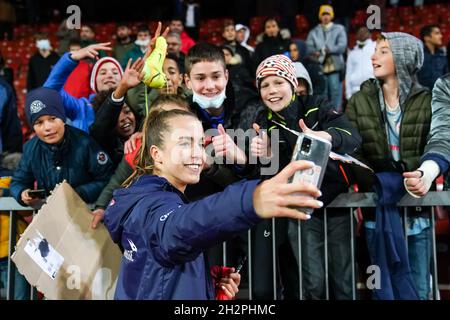 Zürich, Schweiz. Oktober 2021. Zürich, Schweiz, 22. Oktober 2021: Captain Lia Wälti (13 Schweiz) mit Fans nach dem UEFA-Qualifikationsspiel der FIFA Frauen-Weltmeisterschaft zwischen der Schweiz und Rumänien im Letzigrund in Zürich, Schweiz. Daniela Porcelli/SPP Quelle: SPP Sport Press Foto. /Alamy Live News Stockfoto