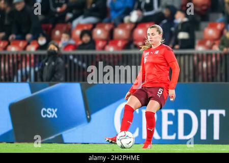 Zürich, Schweiz. Oktober 2021. Zürich, Schweiz, 22. Oktober 2021: Noelle Maritz (5 Schweiz) im Einsatz beim UEFA-Qualifikationsspiel der FIFA Frauen-Weltmeisterschaft zwischen der Schweiz und Rumänien beim Letzigrund in Zürich, Schweiz. Daniela Porcelli/SPP Quelle: SPP Sport Press Foto. /Alamy Live News Stockfoto