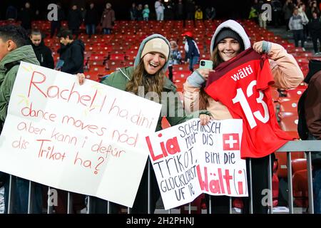 Zürich, Schweiz. Oktober 2021. Zürich, Schweiz, 22. Oktober 2021: Fans beim UEFA-Qualifikationsspiel zwischen der Schweiz und Rumänien bei der FIFA Womens World Cup im Letzigrund in Zürich, Schweiz. Daniela Porcelli/SPP Quelle: SPP Sport Press Foto. /Alamy Live News Stockfoto