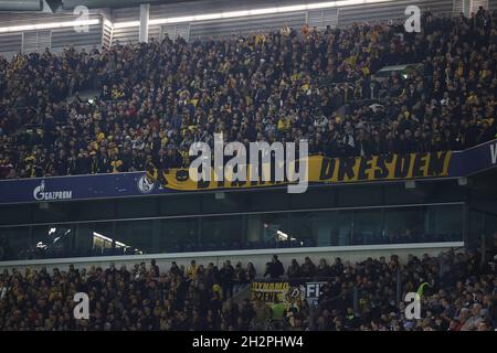 Schalke, Deutschland. 23. Okt, 2021. firo: 23.10.2021 Fuvuball: Fußball: 2. Bundesliga, Saison 2021/2022 FC Schalke 04 - Dynamo Dresden Dynamo Dresden, Fans, im, Stadion Credit: dpa/Alamy Live News Stockfoto